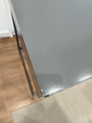 Escritorio moderno gris con cajones