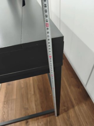 Escritorio moderno gris con cajones