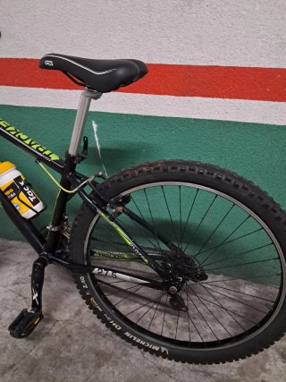 Bicicleta de montaña negra