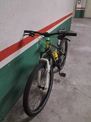Bicicleta de montaña negra