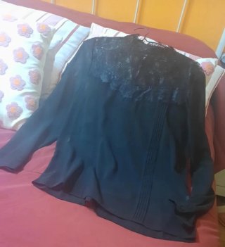 Blusa negra con transparencias