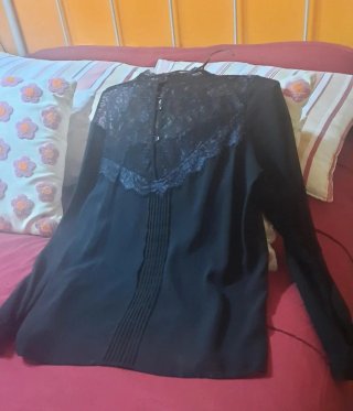Blusa negra con transparencias