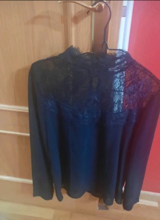 Blusa negra con transparencias