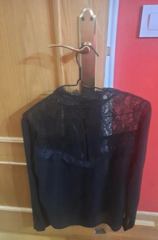 Blusa negra con transparencias