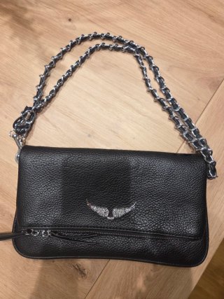 Bolso bandolera y mano negro