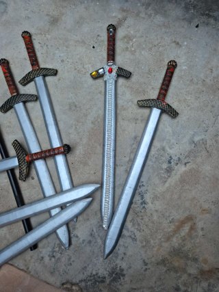 Espadas atrezzo teatro