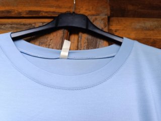 Camiseta mujer azul con Mickey y flores