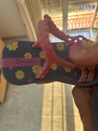 Chanclas niña flores y corazón