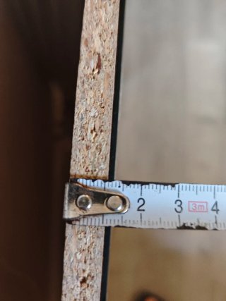 Espejos pegados en madera.