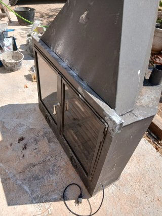 Chimenea y portones de hierro para parcela