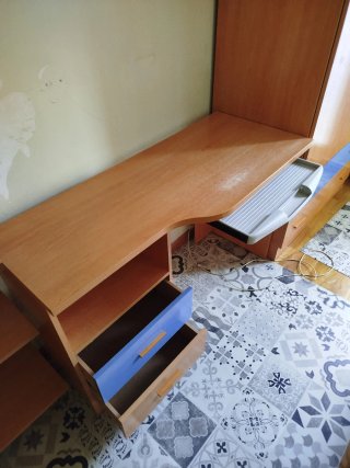 Escritorio con cajones y bandeja para teclado.
