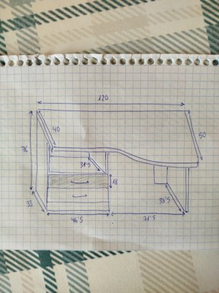Escritorio con cajones y bandeja para teclado.