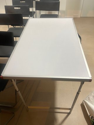 8 Sillas Negras y 3 Mesas Blancas