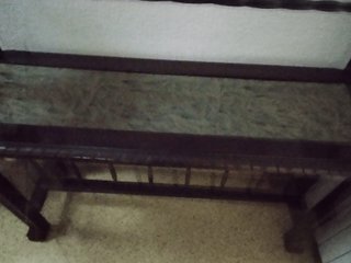 Antiguo mueble de pie de madera estilo Castellano