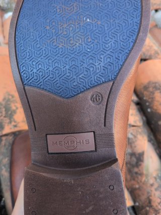Dos pares de Zapatos y Botas de Hombre Marrones