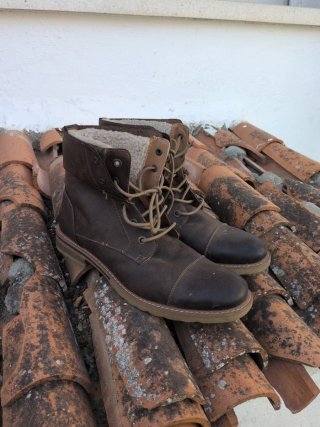 Dos pares de Zapatos y Botas de Hombre Marrones
