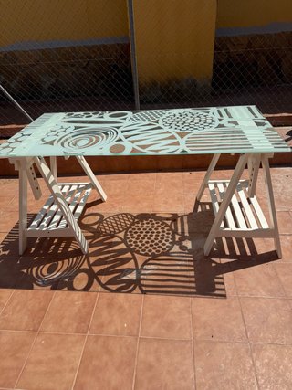 Mesa de cristal con diseño.