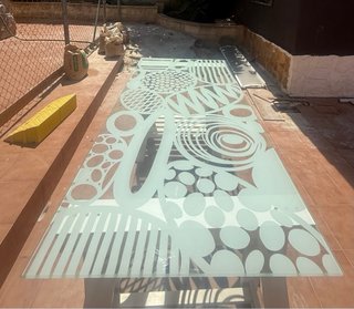 Mesa de cristal con diseño.
