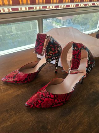 Zapatos de tacón rojos y negros