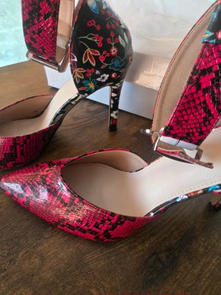 Zapatos de tacón rojos y negros