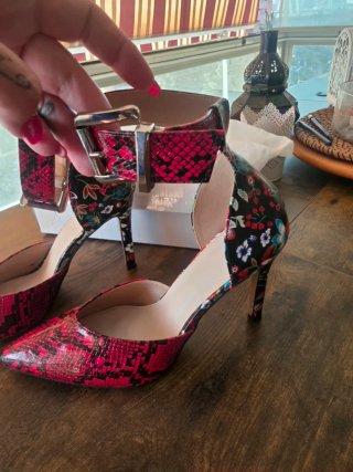 Zapatos de tacón rojos y negros