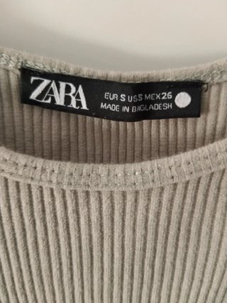 Crop top gris manga abullonada