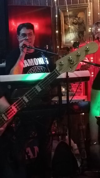 Banda músicos rock. Música en vivo
