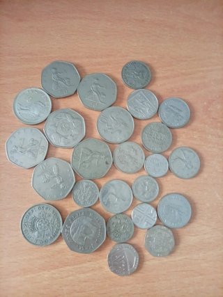 Lote de 25 monedas Inglesas antiguas y modernas