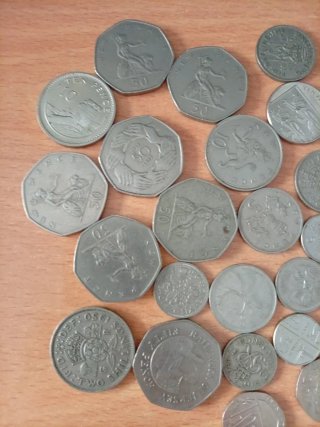 Lote de 25 monedas Inglesas antiguas y modernas