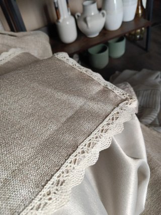 Cortina gruesa con puntilla beige y blanca