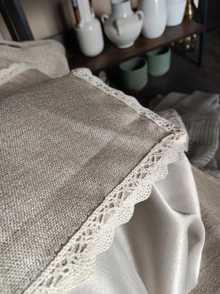 Cortina gruesa con puntilla beige y blanca
