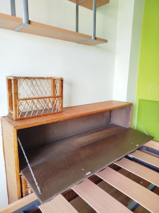 Cómoda de mimbre con cesta