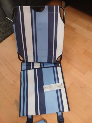 Silla de playa plegable azul y blanca