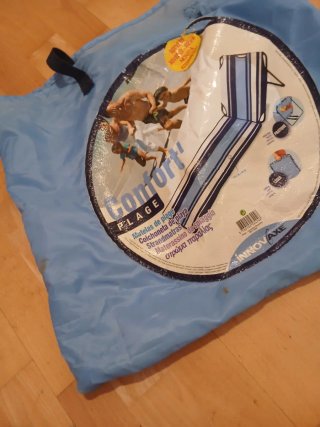 Silla de playa plegable azul y blanca