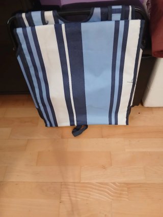 Silla de playa plegable azul y blanca