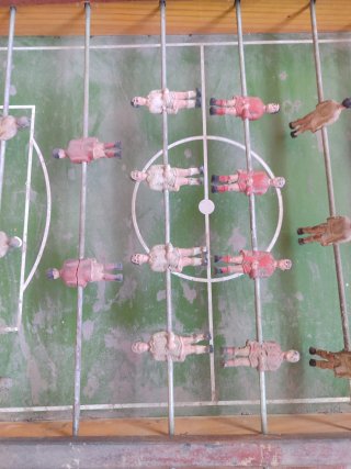 Futbolín de mesa de madera para restaurar
