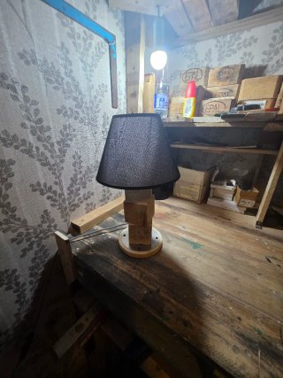 Lampada artigianale in tessuto e legno
