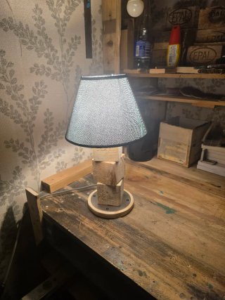 Lampada artigianale in tessuto e legno