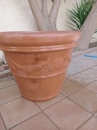 Macetero de terracota grande