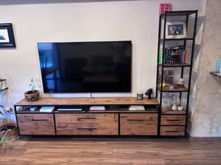Muebles de salón completo de madera y metal.