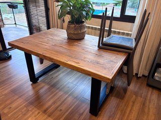 Muebles de salón completo de madera y metal.