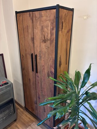 Muebles de salón completo de madera y metal.