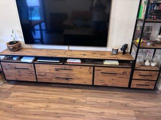 Muebles de salón completo de madera y metal.