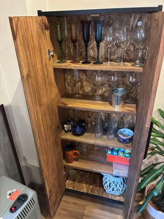 Muebles de salón completo de madera y metal.