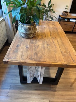 Muebles de salón completo de madera y metal.