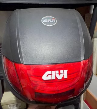 Maletero Givi Moto Negro y Rojo con llave