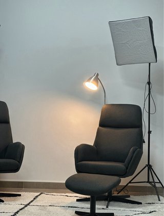 Sillón relax giratorio JYSK gris + reposapiés