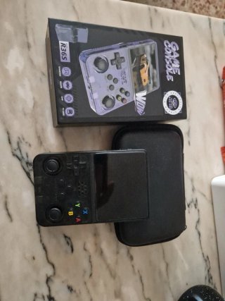 Consola R36S 64GB + Funda Negra