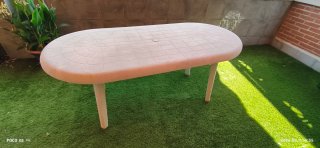 Mesa ovalada de plástico para exterior