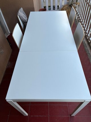 Mesa extensible IKEA VIHALS blanca + 4 sillas